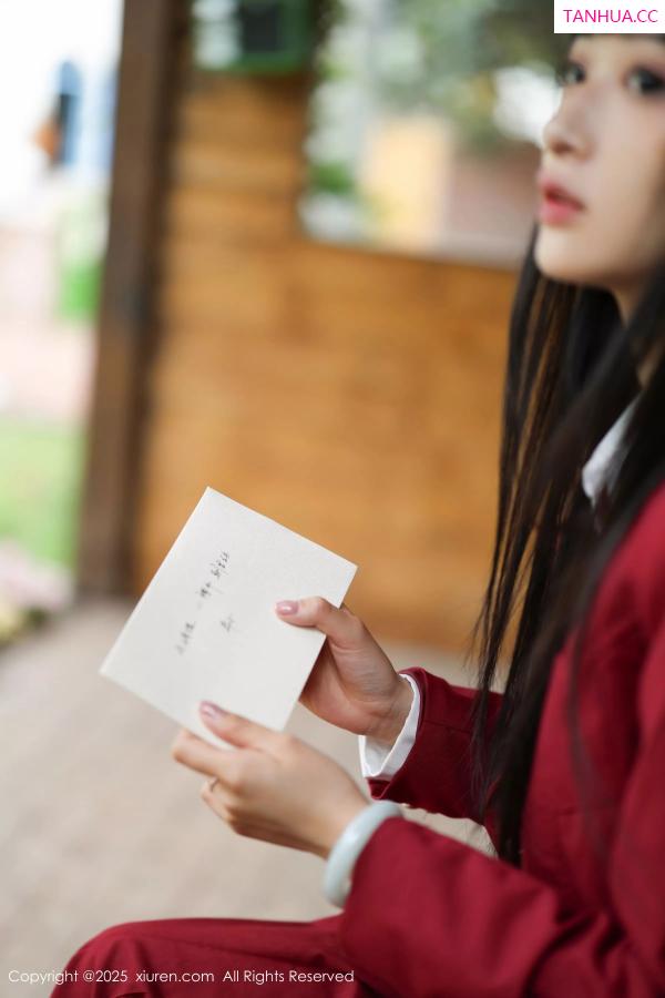   [XiuRen]高清写真图 2025.04.29 No.10215 茂木希子 性感红裙第6张图片